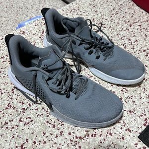 Men’s basketball shoes